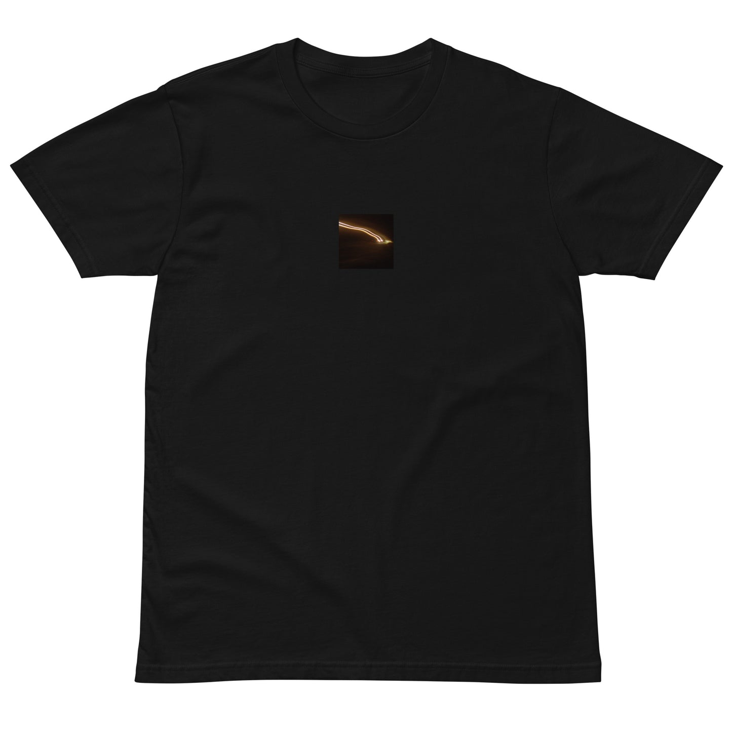 Minimalist streetwear style unisex premium T-shirt in black, featuring a 'Night Car Lights' photograph print on the chest. / Night Car Lights プレミアムTシャツ（ブラック）：都会の夜の光の軌跡を捉えた写真が際立つ、モードストリート系ミニマリストTシャツ。