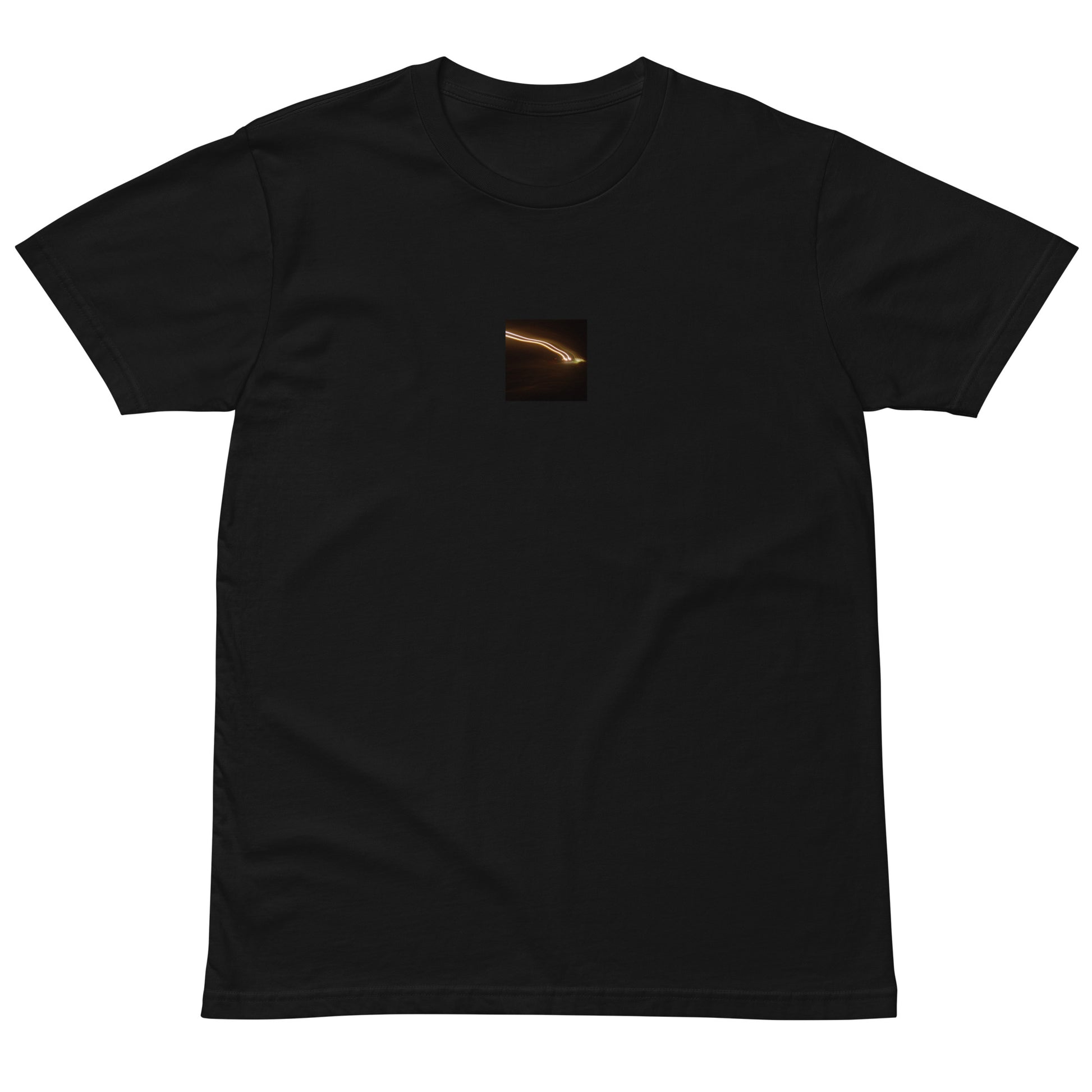 Minimalist streetwear style unisex premium T-shirt in black, featuring a 'Night Car Lights' photograph print on the chest. / Night Car Lights プレミアムTシャツ（ブラック）：都会の夜の光の軌跡を捉えた写真が際立つ、モードストリート系ミニマリストTシャツ。