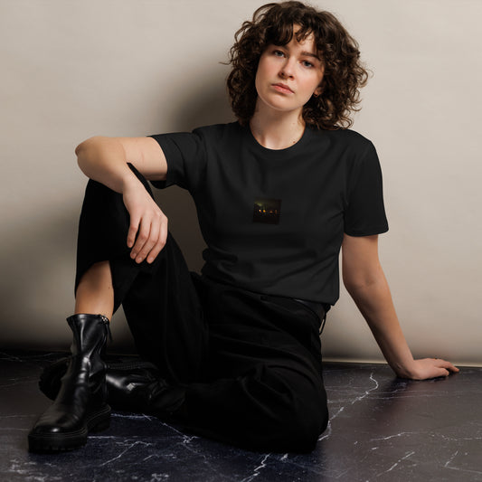 Minimalist streetwear style unisex premium T-shirt in black, featuring a 'Night Light' photograph print on the chest. / Night Light プレミアムTシャツ（ブラック）：夜の光の幻想的な風景を捉えた写真が際立つ、モードストリート系ミニマリストTシャツ。