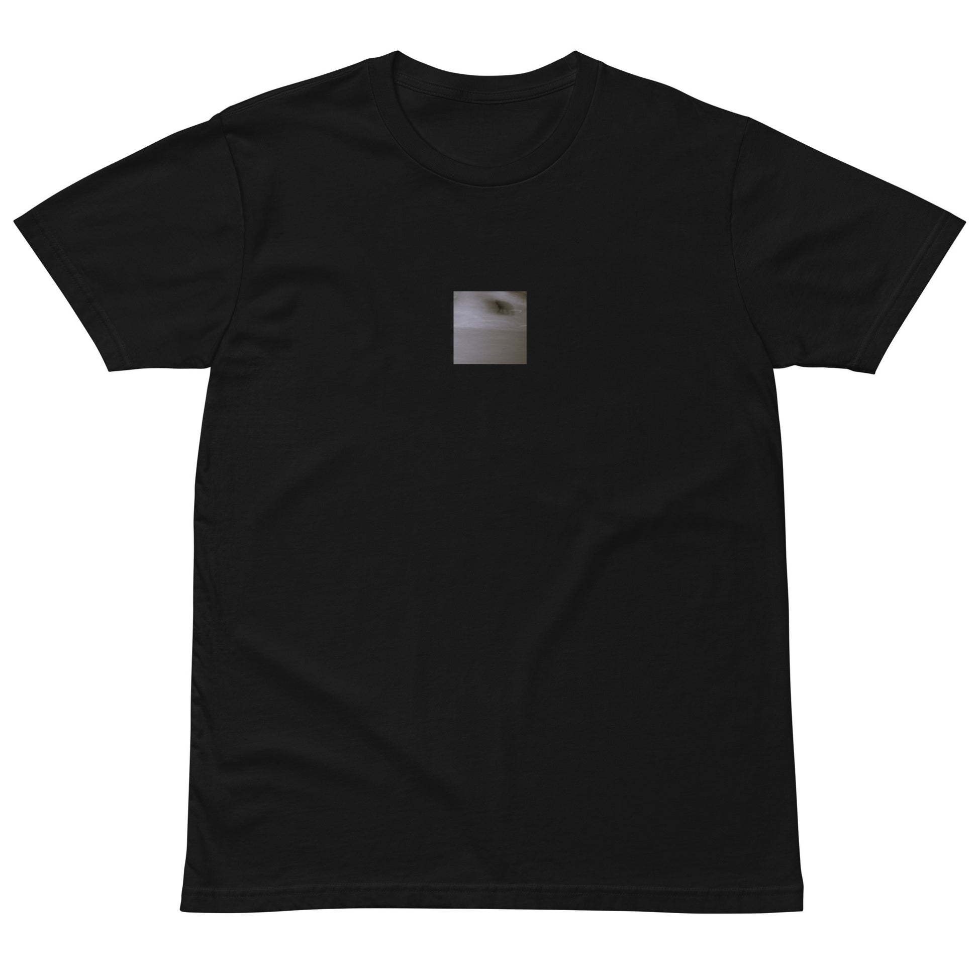 Minimalist streetwear style premium T-shirt in black featuring the 'Cat (B&W)' photo art on the front. / モードストリート系プレミアムTシャツ（ブラック）フロントに「猫（モノクロ）」のフォトアートを配したデザイン。