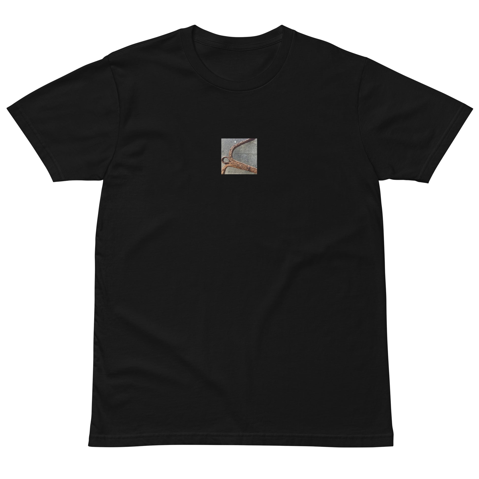 Minimalist streetwear style premium T-shirt in black featuring the 'Anchor' photo art on the front. / モードストリート系プレミアムTシャツ（ブラック）フロントに「アンカー（錨）」のフォトアートを配したデザイン。