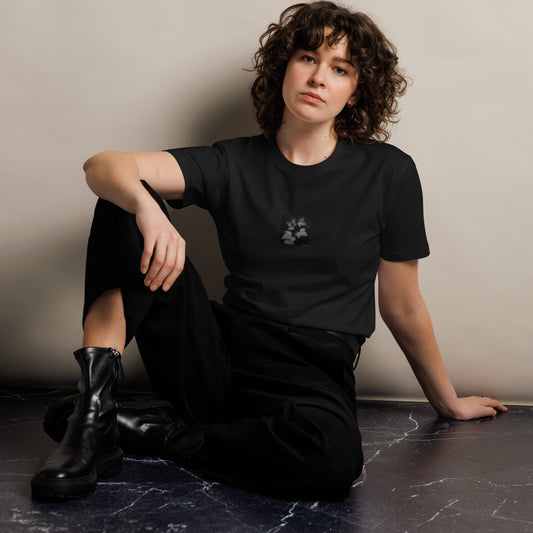 Minimalist streetwear style premium T-shirt in black featuring the 'ivy (B&W)' photo art on the front. / モードストリート系プレミアムTシャツ（ブラック）フロントに「アイビー (モノクロ)」のフォトアートを配したデザイン。