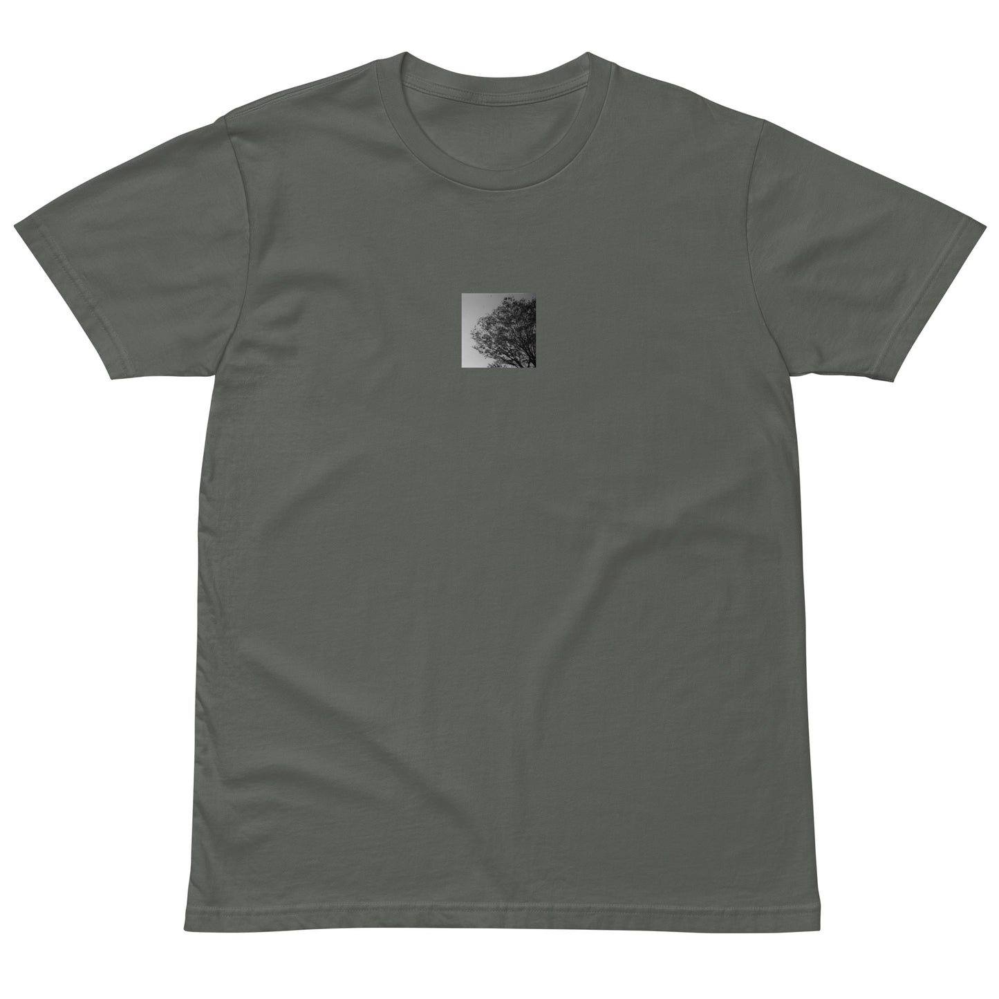 【Charcoal】
Minimalist mode style premium charcoal T-shirt with a 'Tree and Wind' black and white photo print on the front / モードストリート系プレミアムTシャツ（チャコール）、フロントに「木と風」のモノクロ写真プリント（Tシャツ）