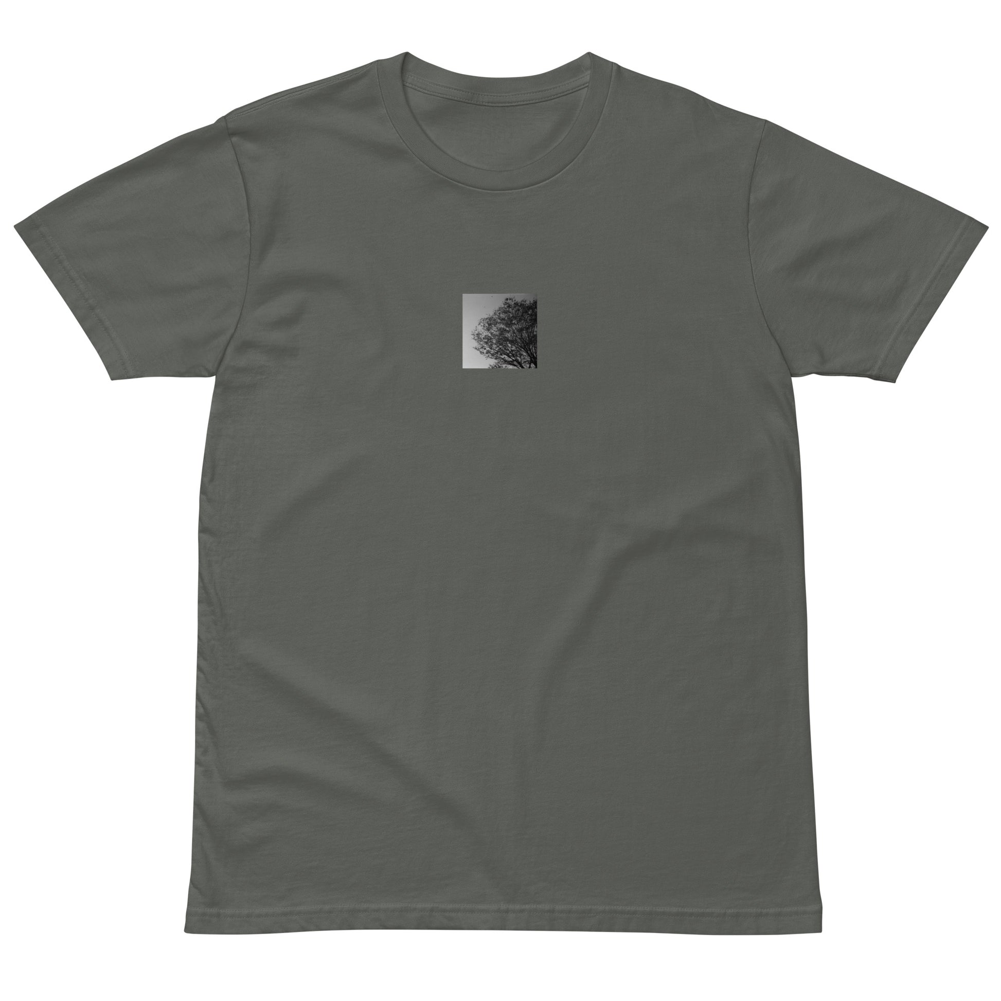 【Charcoal】
Minimalist mode style premium charcoal T-shirt with a 'Tree and Wind' black and white photo print on the front / モードストリート系プレミアムTシャツ（チャコール）、フロントに「木と風」のモノクロ写真プリント（Tシャツ）