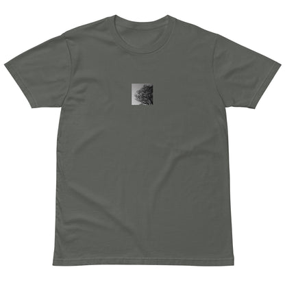 【Charcoal】
Minimalist mode style premium charcoal T-shirt with a 'Tree and Wind' black and white photo print on the front / モードストリート系プレミアムTシャツ（チャコール）、フロントに「木と風」のモノクロ写真プリント（Tシャツ）