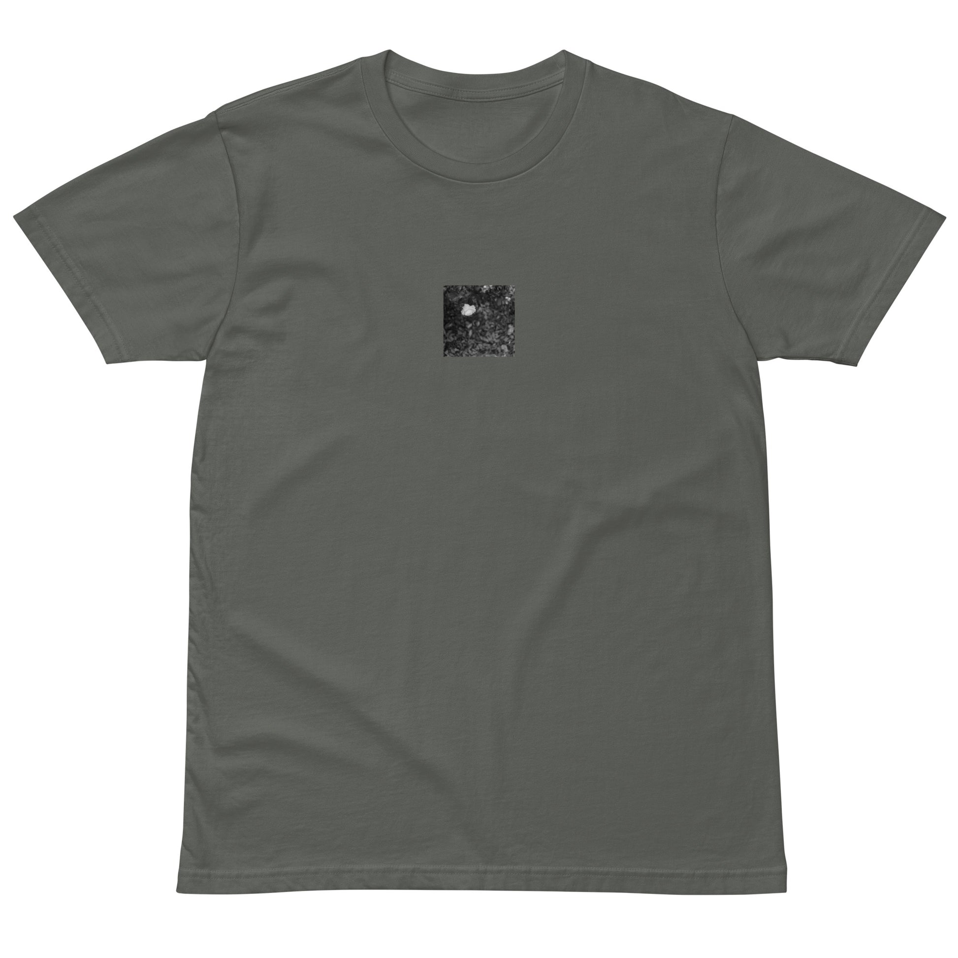 【Charcoal】
Minimalist mode style premium charcoal T-shirt with a 'Camellia Flower' black and white photo print on the front / モードストリート系プレミアムTシャツ（チャコール）、フロントに「カメリア（椿）」のモノクロ写真プリント（Tシャツ）