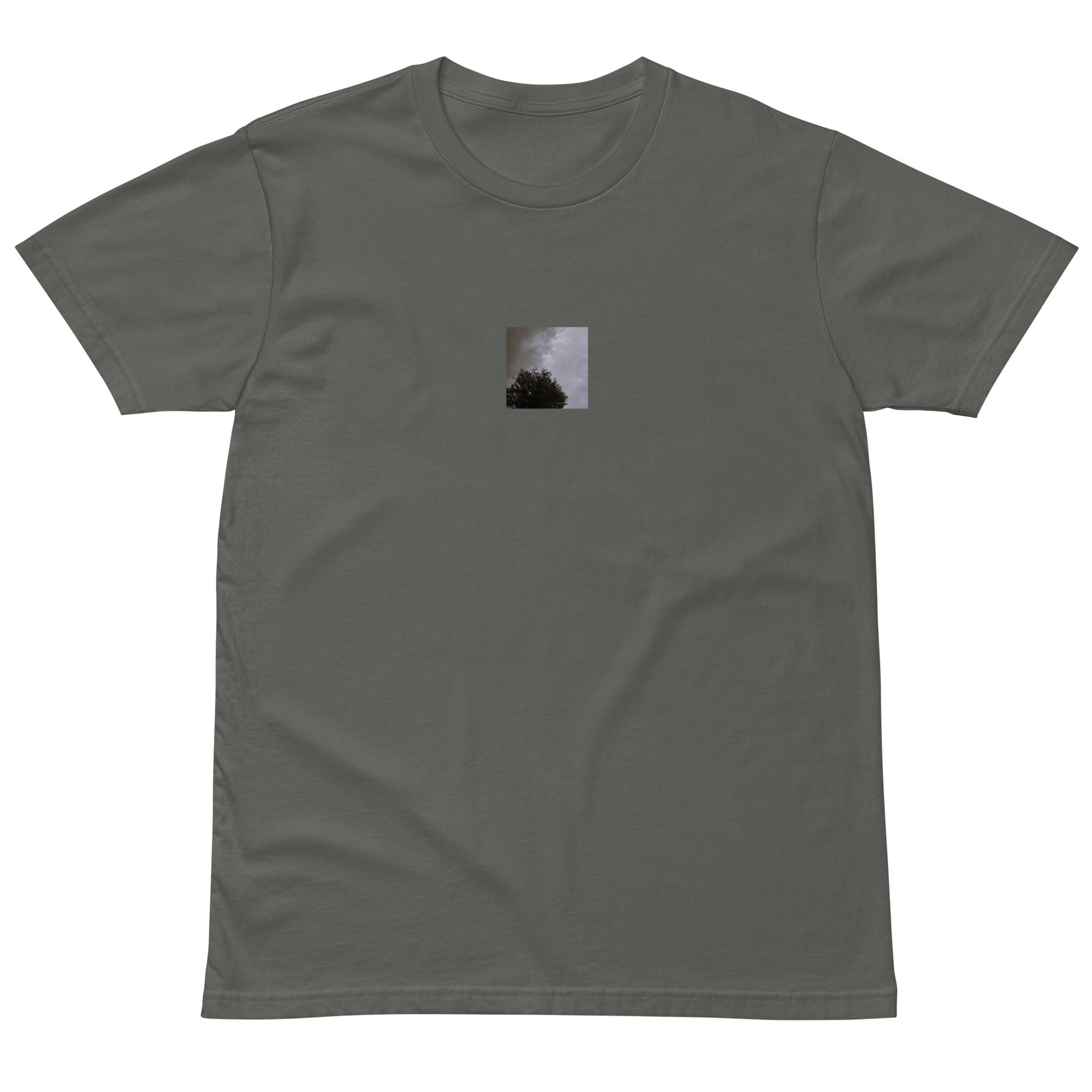 Minimalist mode style unisex premium charcoal t-shirt with a 'Clouds & Tree' black and white photo print / モードストリート系ユニセックス・プレミアムTシャツ（チャコール）、フロントに「Clouds & Tree（雲と木）」のモノクロ写真プリント（Tシャツ）