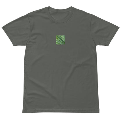 Minimalist unisex premium T-shirt in charcoal gray, featuring a vibrant color photograph of a Yucca plant on the chest. A versatile and sophisticated streetwear essential. / モードストリート系ユニセックス・チャコールグレー・プレミアムTシャツ。フロントにユッカ植物のカラー写真プリントを配置。落ち着いた色味で合わせやすいモダンなデザイン。