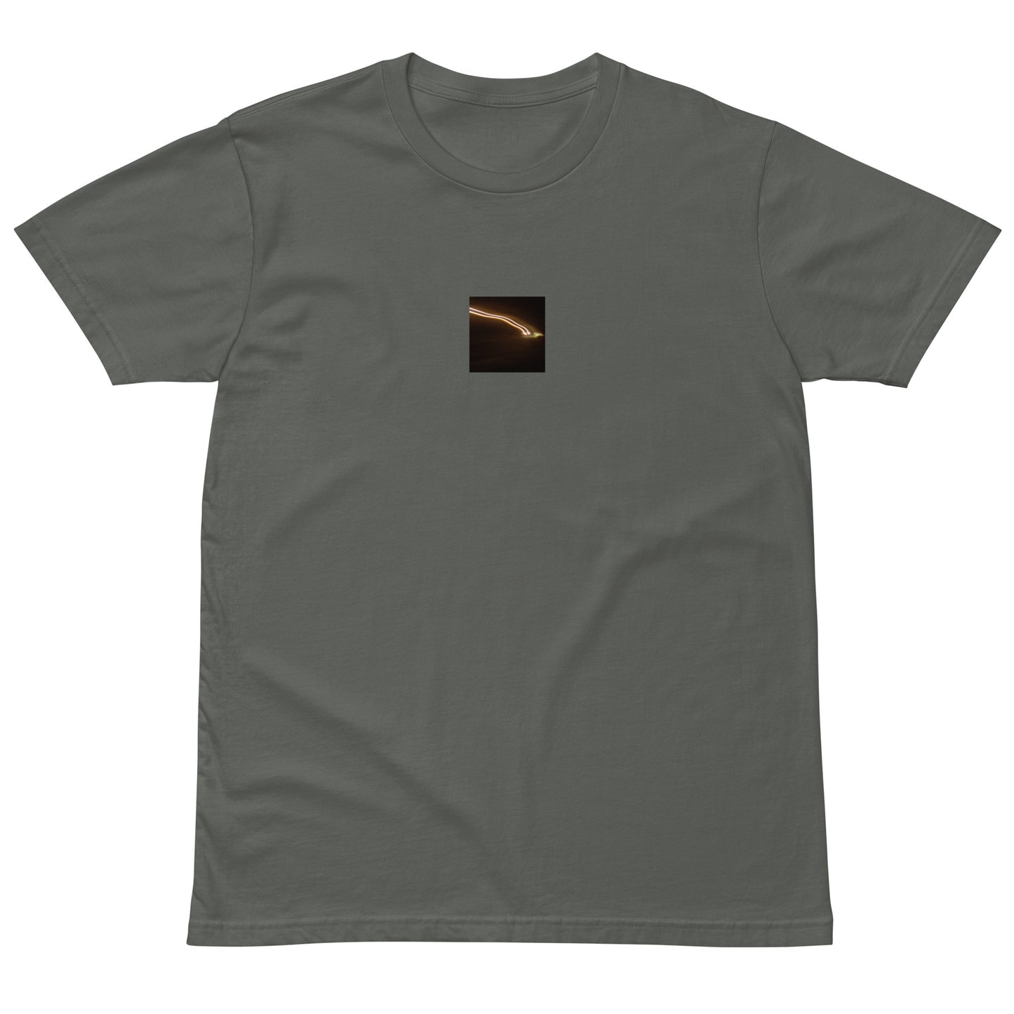 Minimalist streetwear style unisex premium T-shirt in charcoal, featuring a 'Night Car Lights' photograph print on the chest. / Night Car Lights プレミアムTシャツ（チャコール）：落ち着いた色味に都会の夜景写真が映える、モダンでミニマルなモードストリート系Tシャツ。
