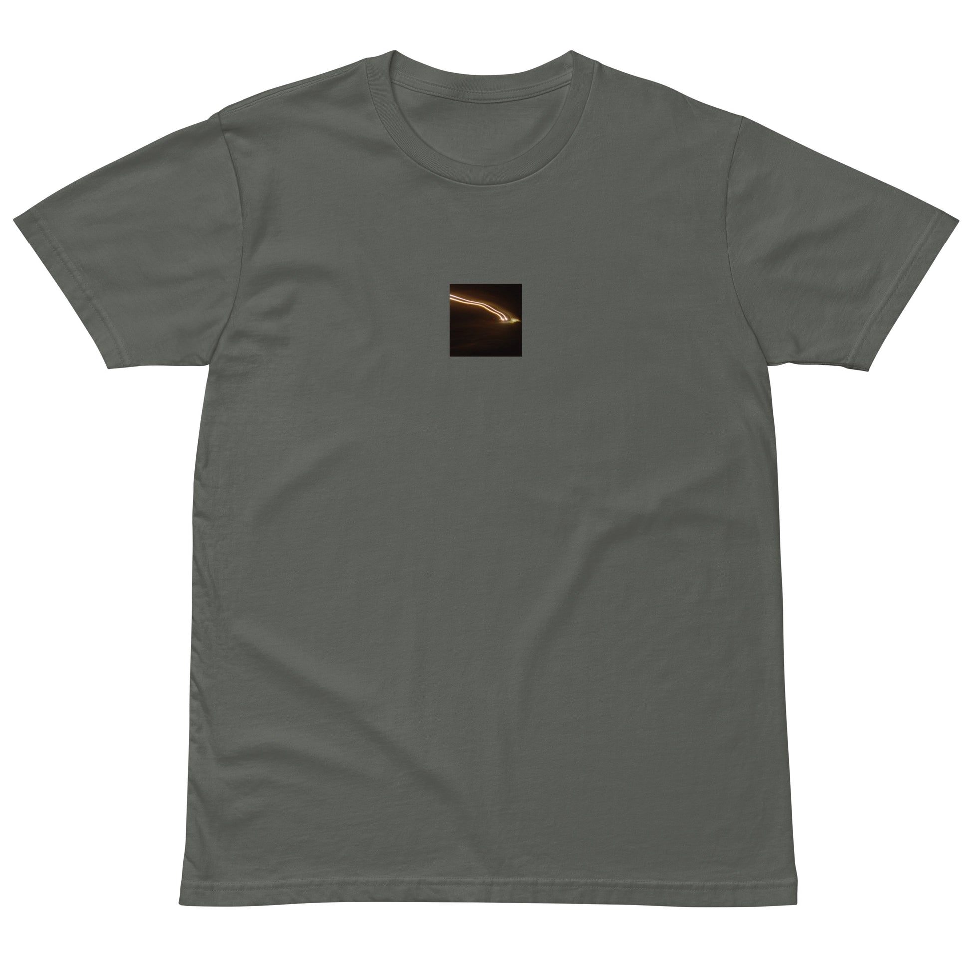 Minimalist streetwear style unisex premium T-shirt in charcoal, featuring a 'Night Car Lights' photograph print on the chest. / Night Car Lights プレミアムTシャツ（チャコール）：落ち着いた色味に都会の夜景写真が映える、モダンでミニマルなモードストリート系Tシャツ。