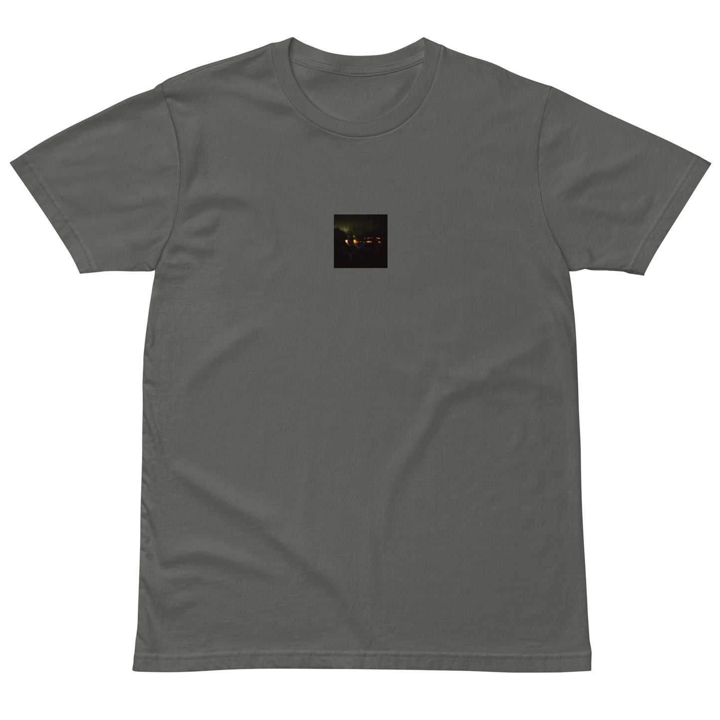 Minimalist streetwear style unisex premium T-shirt in charcoal, featuring a 'Night Light' photograph print on the chest. / Night Light プレミアムTシャツ（チャコール）：落ち着いた色味に夜の光の風景写真が映える、モダンでミニマルなモードストリート系Tシャツ。