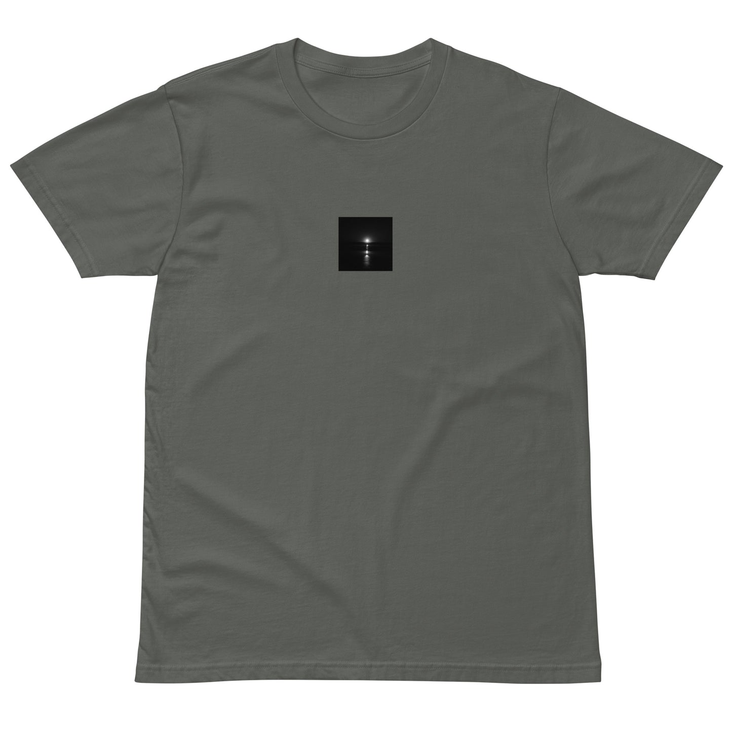 Minimalist streetwear style premium T-shirt in charcoal, featuring the 'Ocean Sunbeams (B&W)' photograph. / 「Ocean Sunbeams (B&W)」プレミアムTシャツ（チャコール）：都会的なダークトーンに海面の光が映える、モードストリート系Tシャツ。