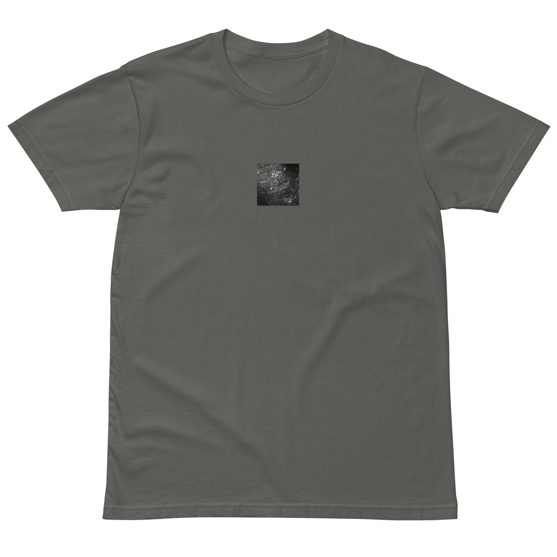 Minimalist streetwear style premium T-shirt in charcoal featuring the 'Rain (B&W)' photo art on the front. / モードストリート系プレミアムTシャツ（チャコール）フロントに「雨（モノクロ）」のフォトアートを配したデザイン。
