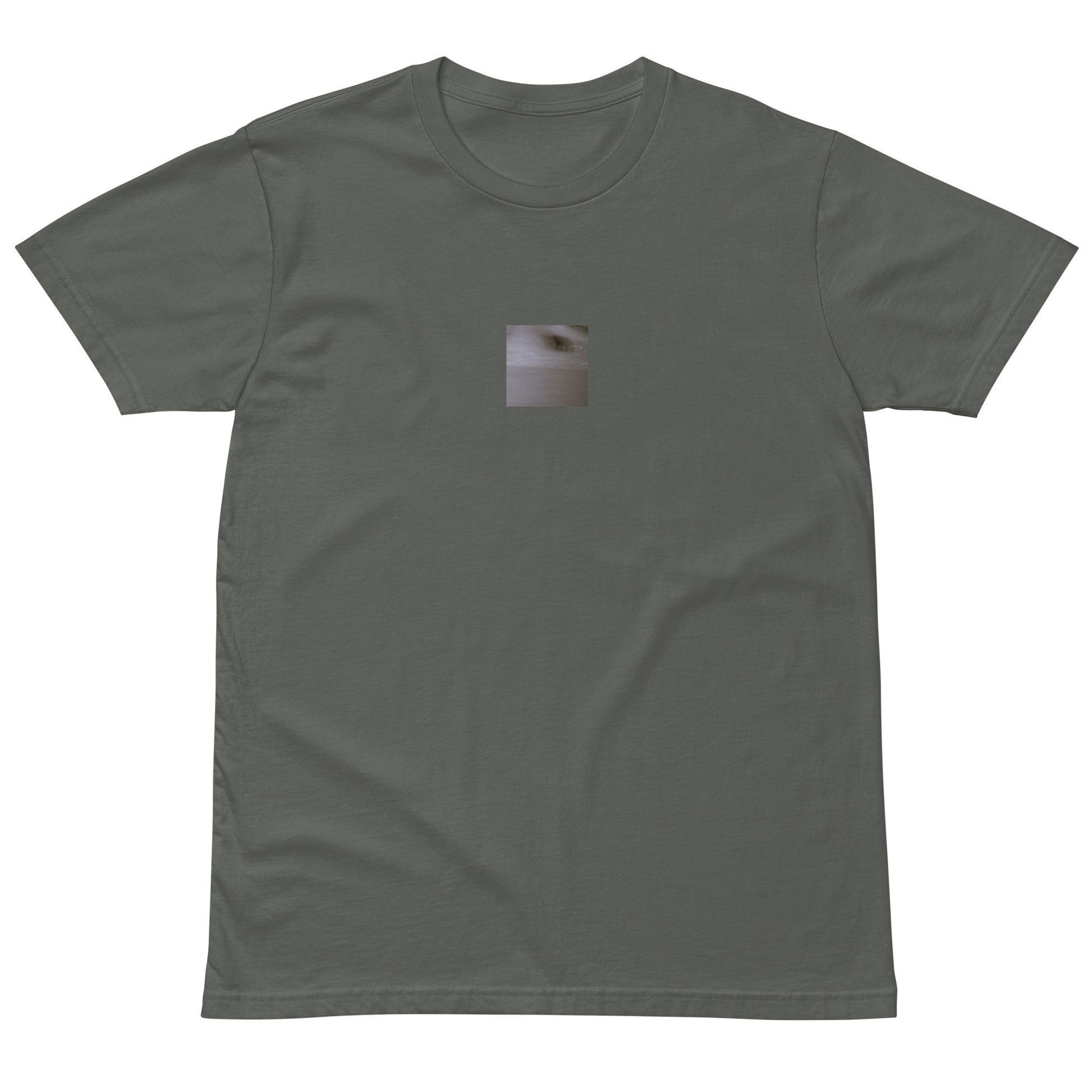 Minimalist streetwear style premium T-shirt in charcoal featuring the 'Cat (B&W)' photo art on the front. / モードストリート系プレミアムTシャツ（チャコール）フロントに「猫（モノクロ）」のフォトアートを配したデザイン。