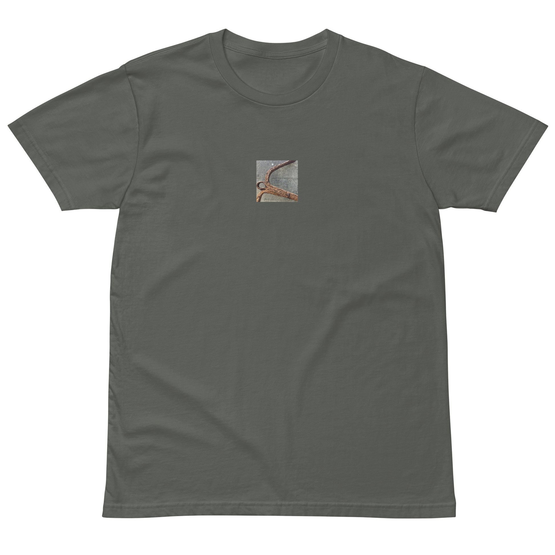 Minimalist streetwear style premium T-shirt in charcoal featuring the 'Anchor' photo art on the front. / モードストリート系プレミアムTシャツ（チャコール）フロントに「アンカー（錨）」のフォトアートを配したデザイン。