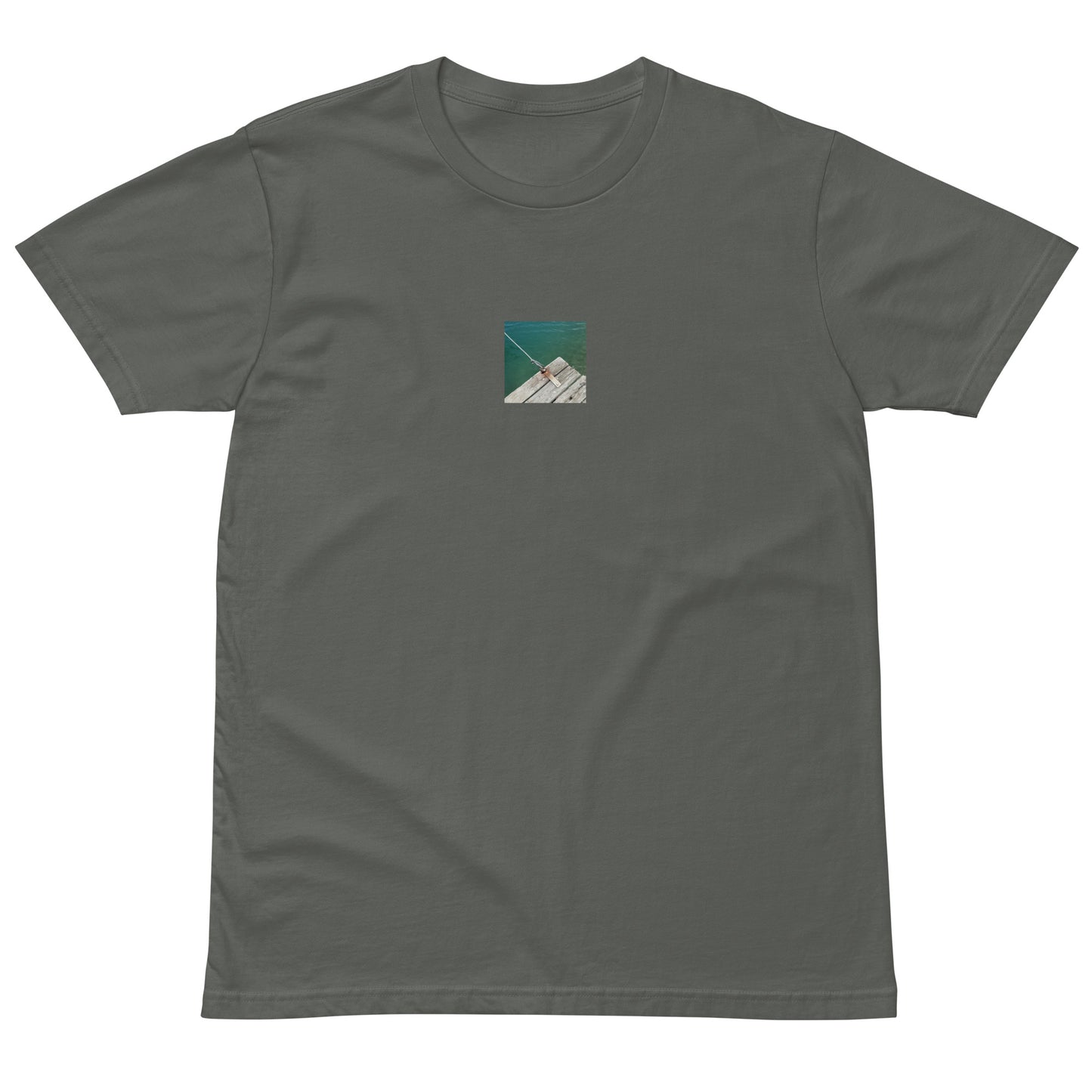 Minimalist streetwear style premium T-shirt in charcoal featuring the 'Sea, Pier and Rope' photo art on the front. / モードストリート系プレミアムTシャツ（チャコール）フロントに「海、桟橋、ロープ」のフォトアートを配したデザイン。