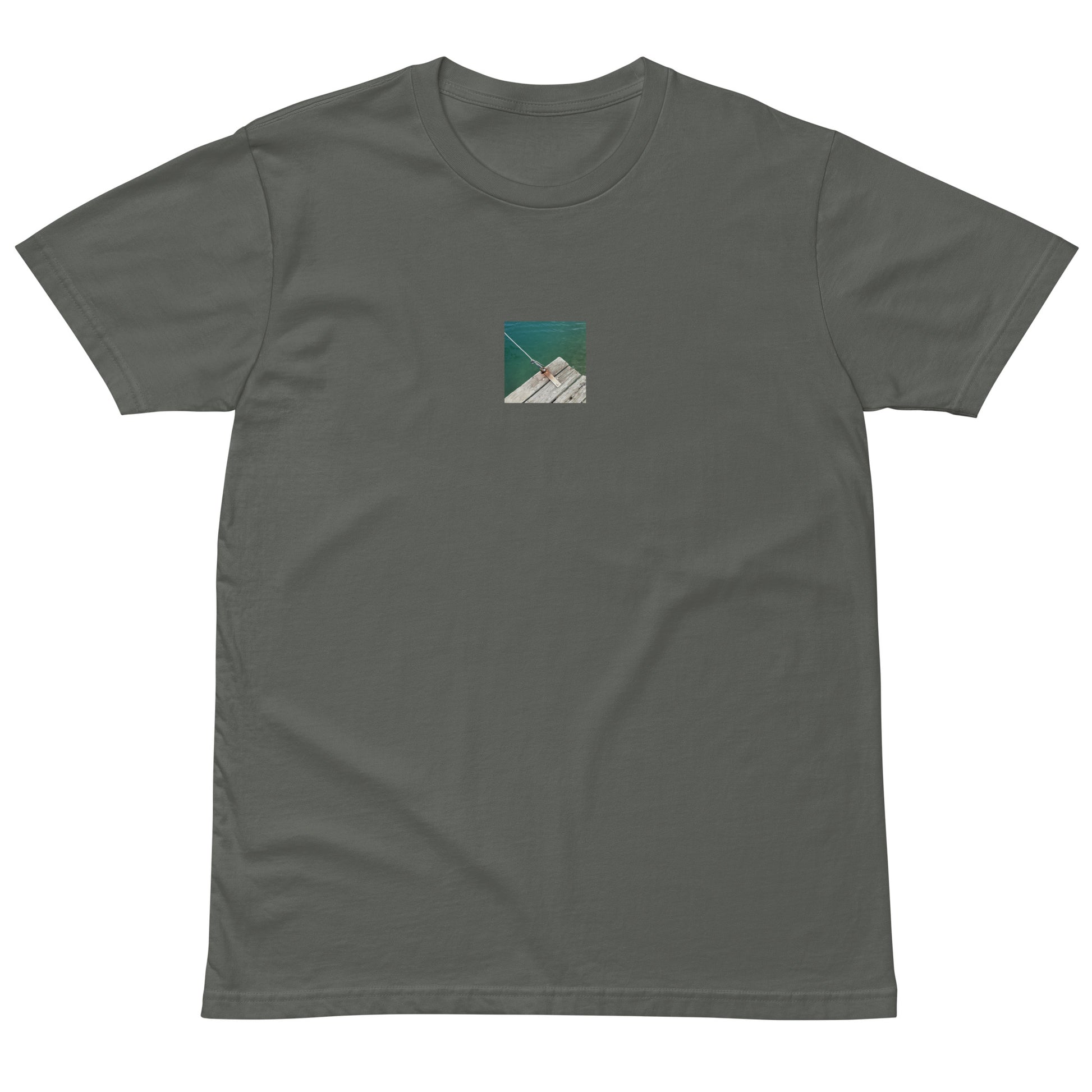 Minimalist streetwear style premium T-shirt in charcoal featuring the 'Sea, Pier and Rope' photo art on the front. / モードストリート系プレミアムTシャツ（チャコール）フロントに「海、桟橋、ロープ」のフォトアートを配したデザイン。