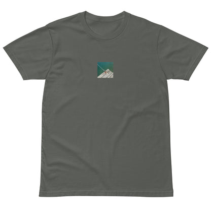 Minimalist streetwear style premium T-shirt in charcoal featuring the 'Sea, Pier and Rope' photo art on the front. / モードストリート系プレミアムTシャツ（チャコール）フロントに「海、桟橋、ロープ」のフォトアートを配したデザイン。