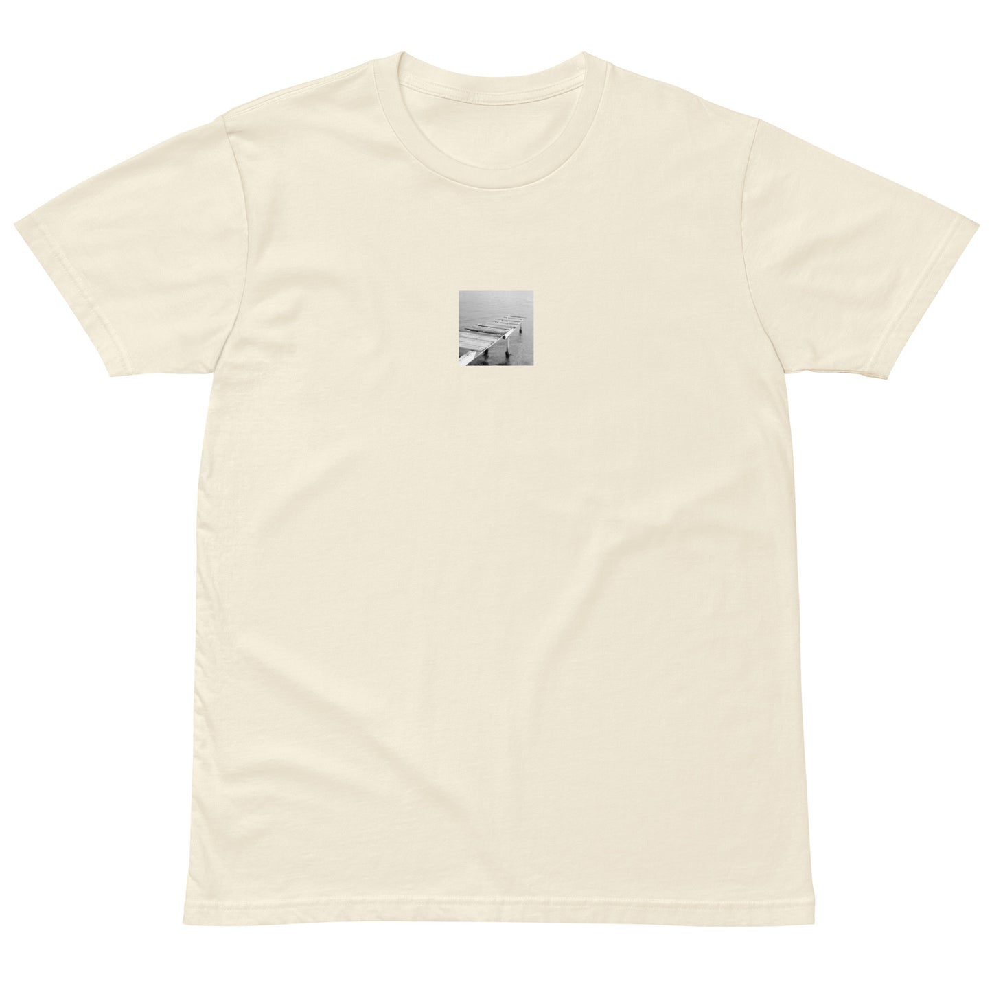 【Natural】
Minimalist mode street style premium natural T-shirt with a 'Sea and Pier' black and white photo print on the front / モードストリート系プレミアムTシャツ（ナチュラル）、フロントに「桟橋と海」のモノクロ写真プリント