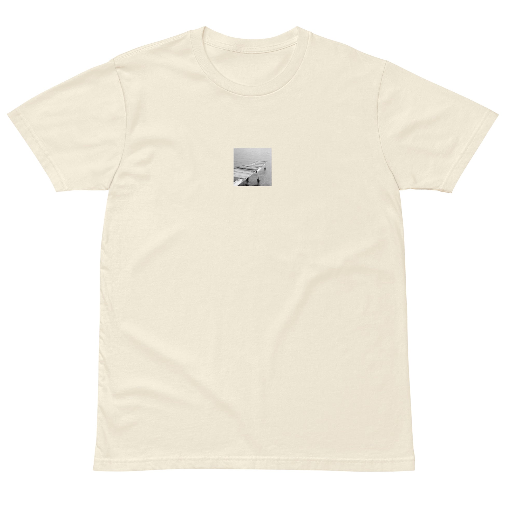 【Natural】
Minimalist mode street style premium natural T-shirt with a 'Sea and Pier' black and white photo print on the front / モードストリート系プレミアムTシャツ（ナチュラル）、フロントに「桟橋と海」のモノクロ写真プリント
