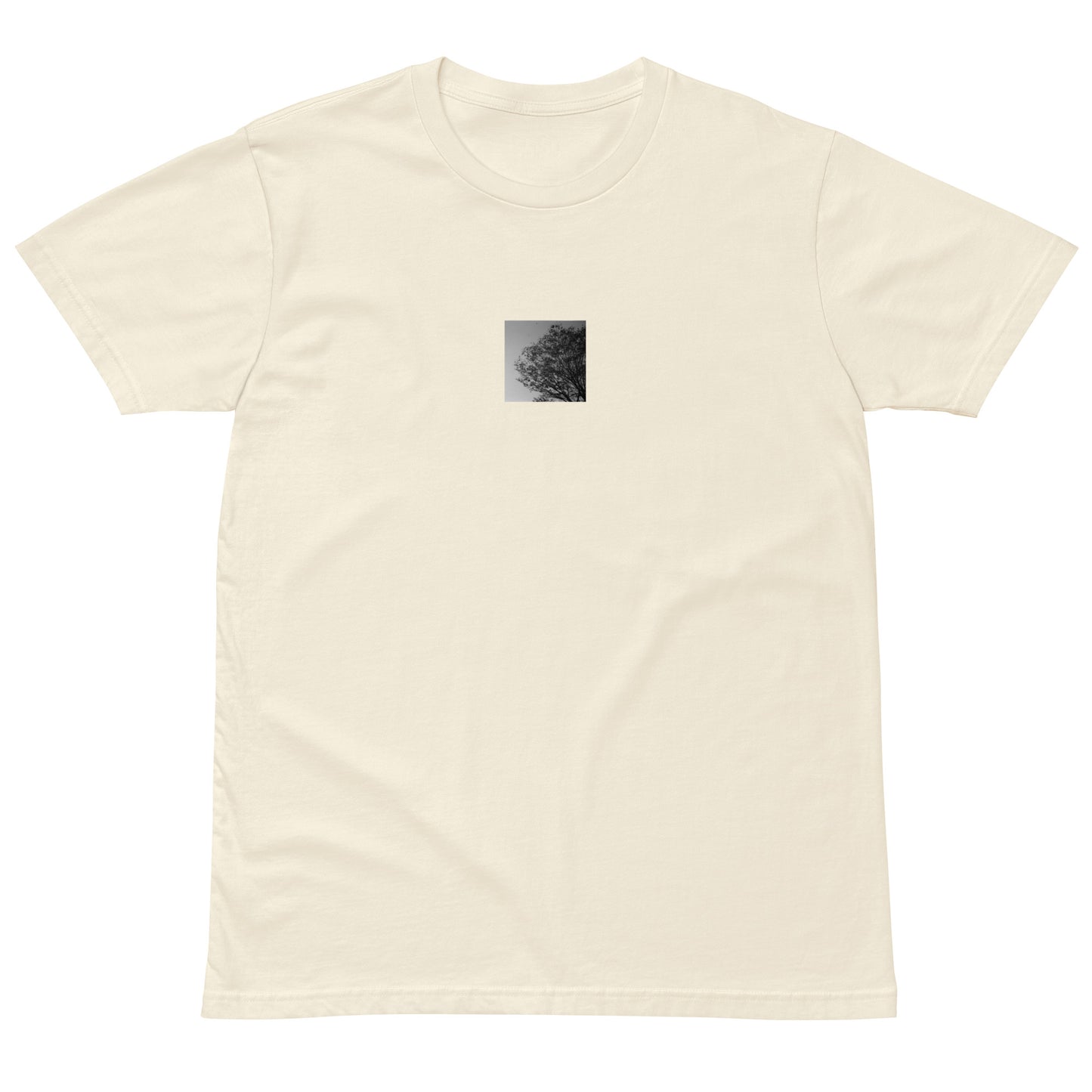 【Natural】
Minimalist mode style premium natural T-shirt with a 'Tree and Wind' black and white photo print on the front / モードストリート系プレミアムTシャツ（ナチュラル）、フロントに「木と風」のモノクロ写真プリント（Tシャツ）