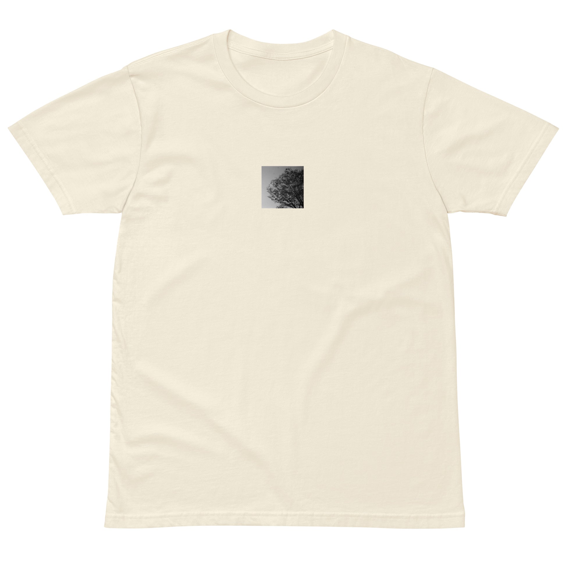 【Natural】
Minimalist mode style premium natural T-shirt with a 'Tree and Wind' black and white photo print on the front / モードストリート系プレミアムTシャツ（ナチュラル）、フロントに「木と風」のモノクロ写真プリント（Tシャツ）