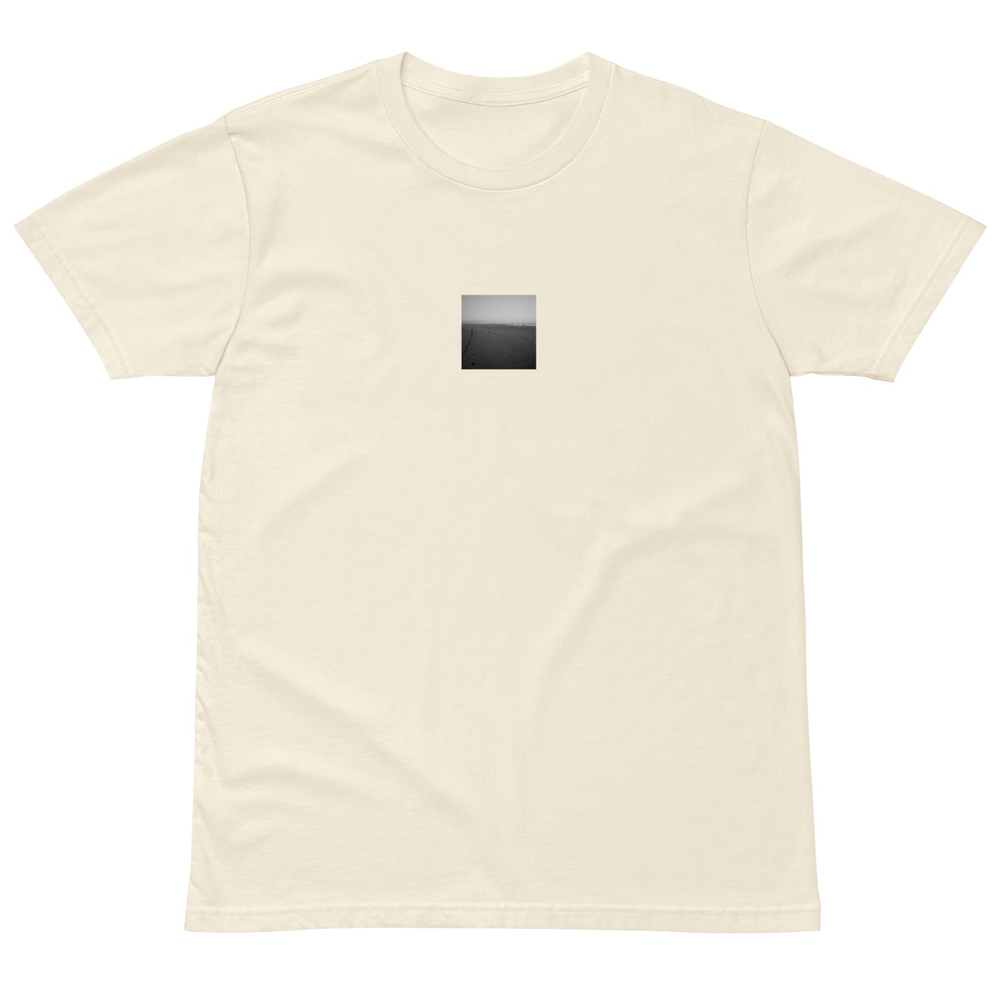 【Natural】
Minimalist mode style premium natural T-shirt with a 'Beach and People' black and white photo print on the front / モードストリート系プレミアムTシャツ（ナチュラル）、フロントに「ビーチと人々」のモノクロ写真プリント（半袖シャツ）