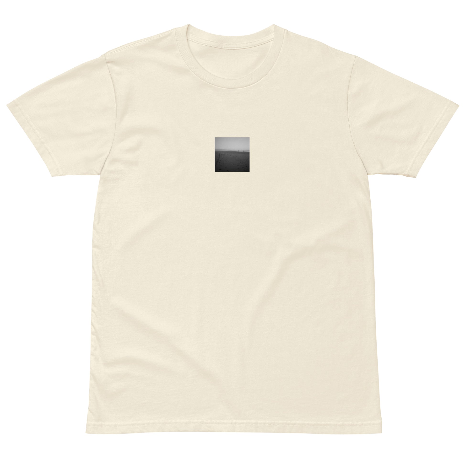 【Natural】
Minimalist mode style premium natural T-shirt with a 'Beach and People' black and white photo print on the front / モードストリート系プレミアムTシャツ（ナチュラル）、フロントに「ビーチと人々」のモノクロ写真プリント（半袖シャツ）