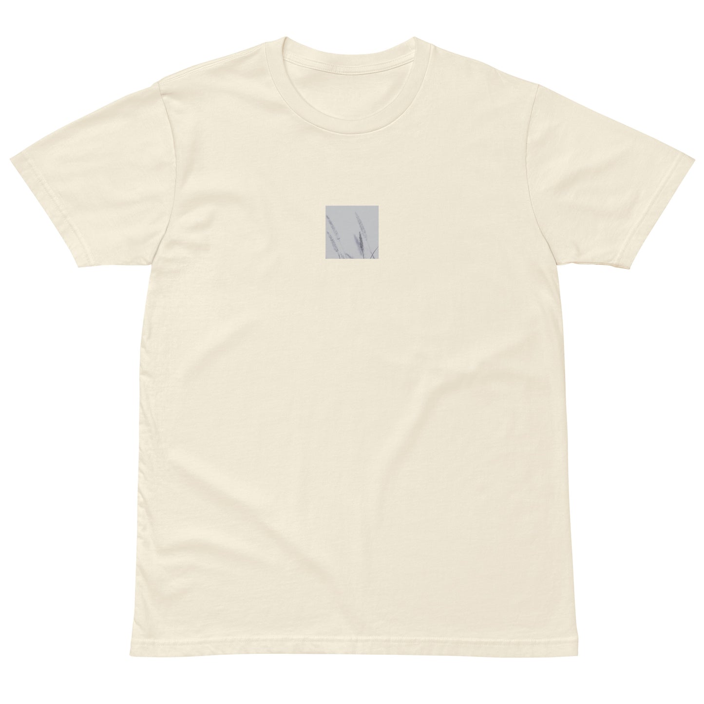Minimalist mode style unisex premium natural T-shirt with a 'Foxtail Grass' black and white botanical art print on the front / モードストリート系ユニセックス・プレミアムTシャツ（ナチュラル）、フロントに「フォックステールグラス」のモノクロボタニカルアートプリント