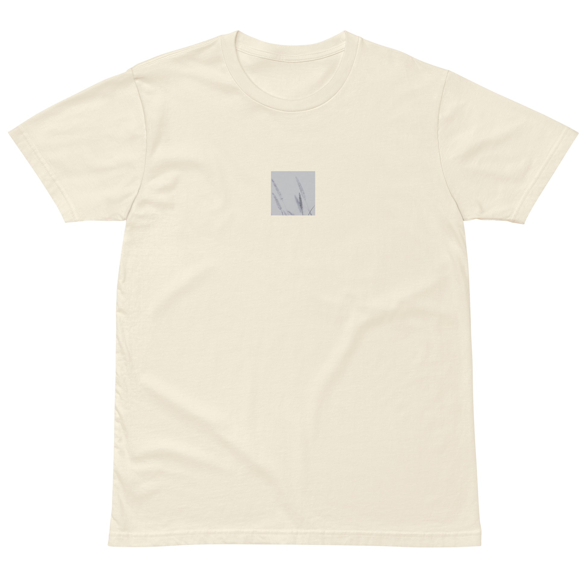 Minimalist mode style unisex premium natural T-shirt with a 'Foxtail Grass' black and white botanical art print on the front / モードストリート系ユニセックス・プレミアムTシャツ（ナチュラル）、フロントに「フォックステールグラス」のモノクロボタニカルアートプリント