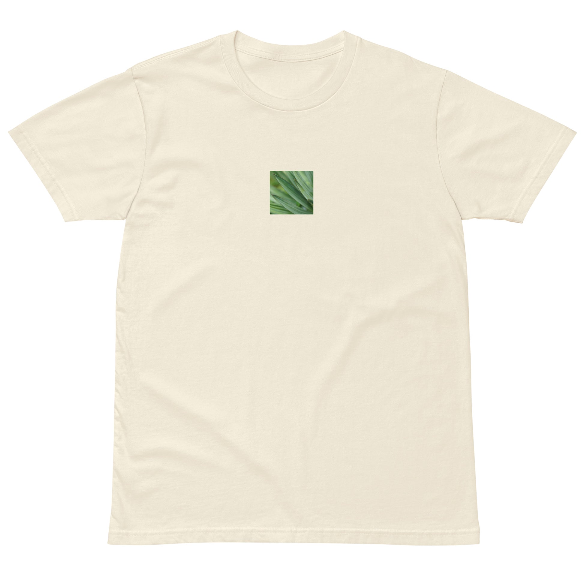 Minimalist unisex premium T-shirt in natural, featuring a vibrant color photograph of a Yucca plant on the chest. A clean, earthy aesthetic perfect for modern casual styling. / モードストリート系ユニセックス・ナチュラルカラー・プレミアムTシャツ。フロントにユッカ植物のカラー写真プリントを配置。自然な風合いが魅力のクリーンでモダンなデザイン。