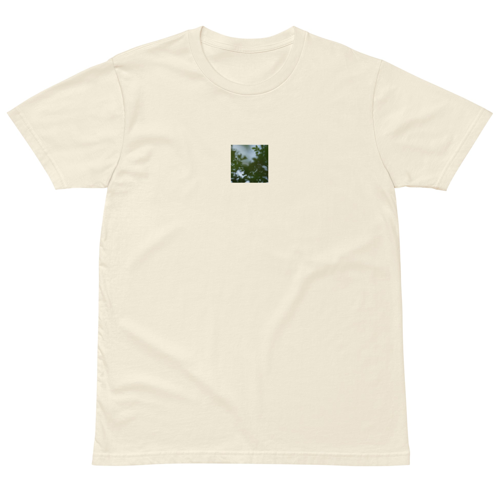 Minimalist streetwear style unisex premium T-shirt in natural, featuring a 'Tree Branches' botanical print on the chest. / Tree Branches プレミアムTシャツ（ナチュラル）：自然な風合いにボタニカルな枝が馴染む、クリーンで都会的なモードストリート系Tシャツ。