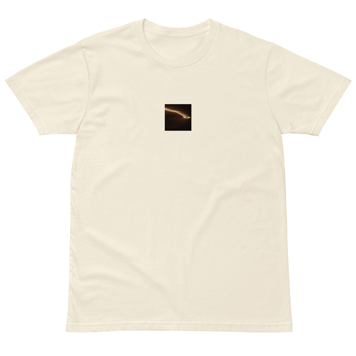 Minimalist streetwear style unisex premium T-shirt in natural, featuring a 'Night Car Lights' photograph print on the chest. / Night Car Lights プレミアムTシャツ（ナチュラル）：自然な風合いに都会的な夜景写真が馴染む、クリーンなモードストリート系Tシャツ。