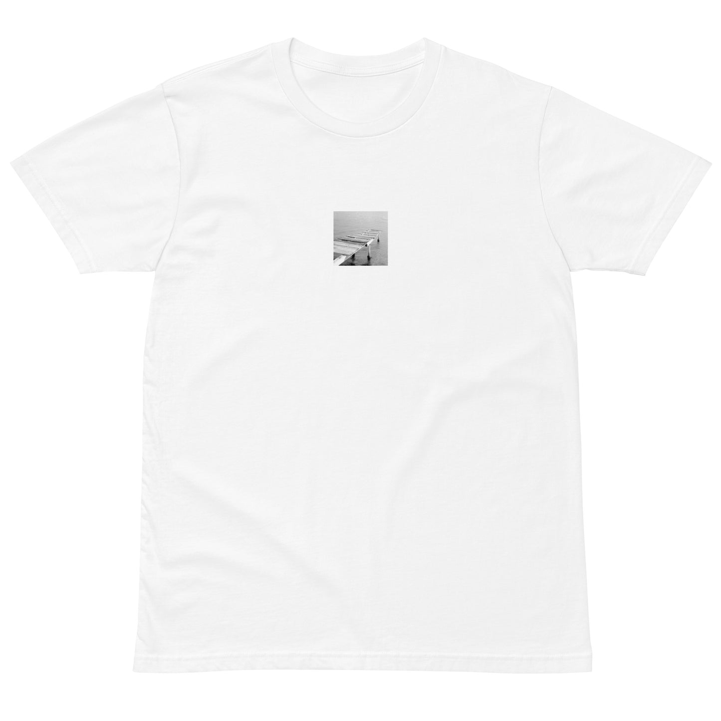 【White】
Minimalist mode street style premium white T-shirt with a 'Sea and Pier' black and white photo print on the front / モードストリート系プレミアムTシャツ（ホワイト）、フロントに「桟橋と海」のモノクロ写真プリント