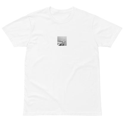 【White】
Minimalist mode street style premium white T-shirt with a 'Sea and Pier' black and white photo print on the front / モードストリート系プレミアムTシャツ（ホワイト）、フロントに「桟橋と海」のモノクロ写真プリント