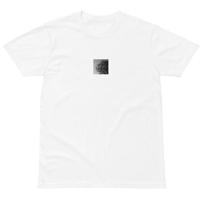 【White】
Minimalist mode style premium white T-shirt with a 'Tree and Wind' black and white photo print on the front / モードストリート系プレミアムTシャツ（ホワイト）、フロントに「木と風」のモノクロ写真プリント（Tシャツ）