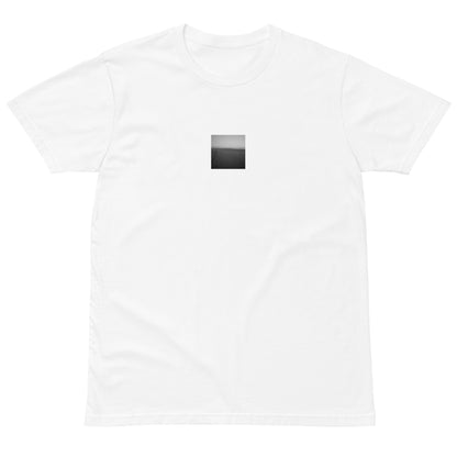 【White】
Minimalist mode style premium white T-shirt with a 'Beach and People' black and white photo print on the front / モードストリート系プレミアムTシャツ（ホワイト）、フロントに「ビーチと人々」のモノクロ写真プリント（Tシャツ）