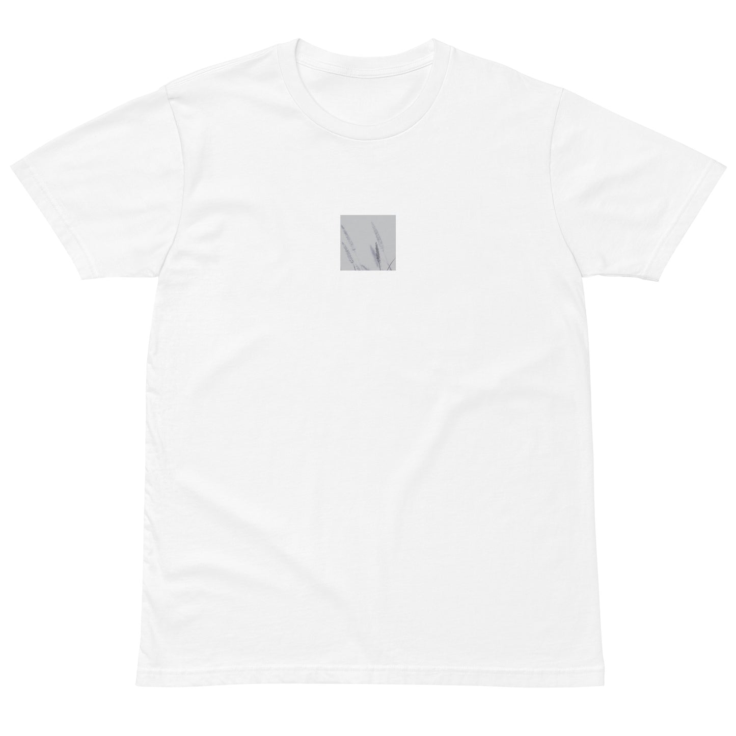 Minimalist mode style unisex premium white T-shirt with a 'Foxtail Grass' black and white botanical art print on the front / モードストリート系ユニセックス・プレミアムTシャツ（ホワイト）、フロントに「フォックステールグラス」のモノクロボタニカルアートプリント