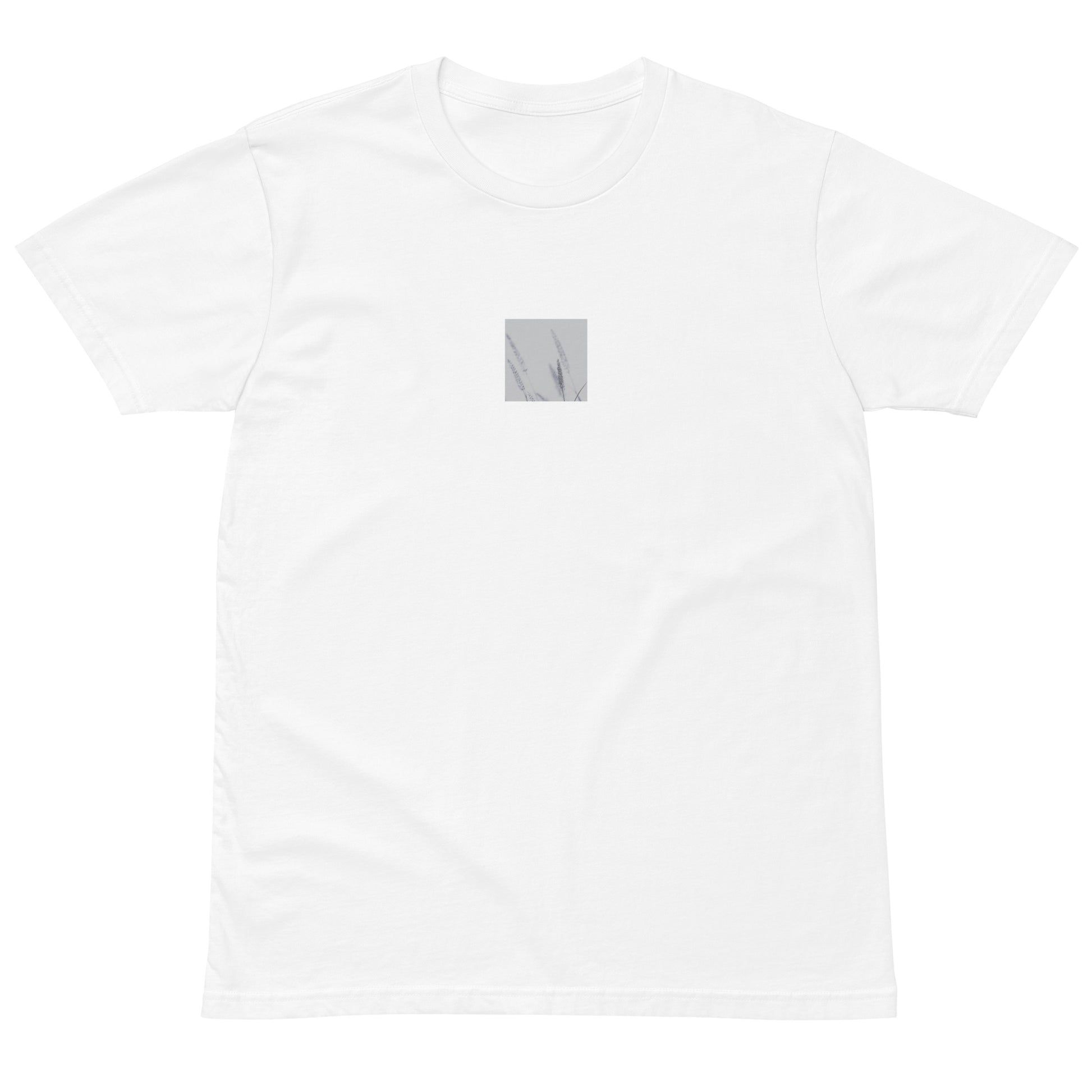 Minimalist mode style unisex premium white T-shirt with a 'Foxtail Grass' black and white botanical art print on the front / モードストリート系ユニセックス・プレミアムTシャツ（ホワイト）、フロントに「フォックステールグラス」のモノクロボタニカルアートプリント