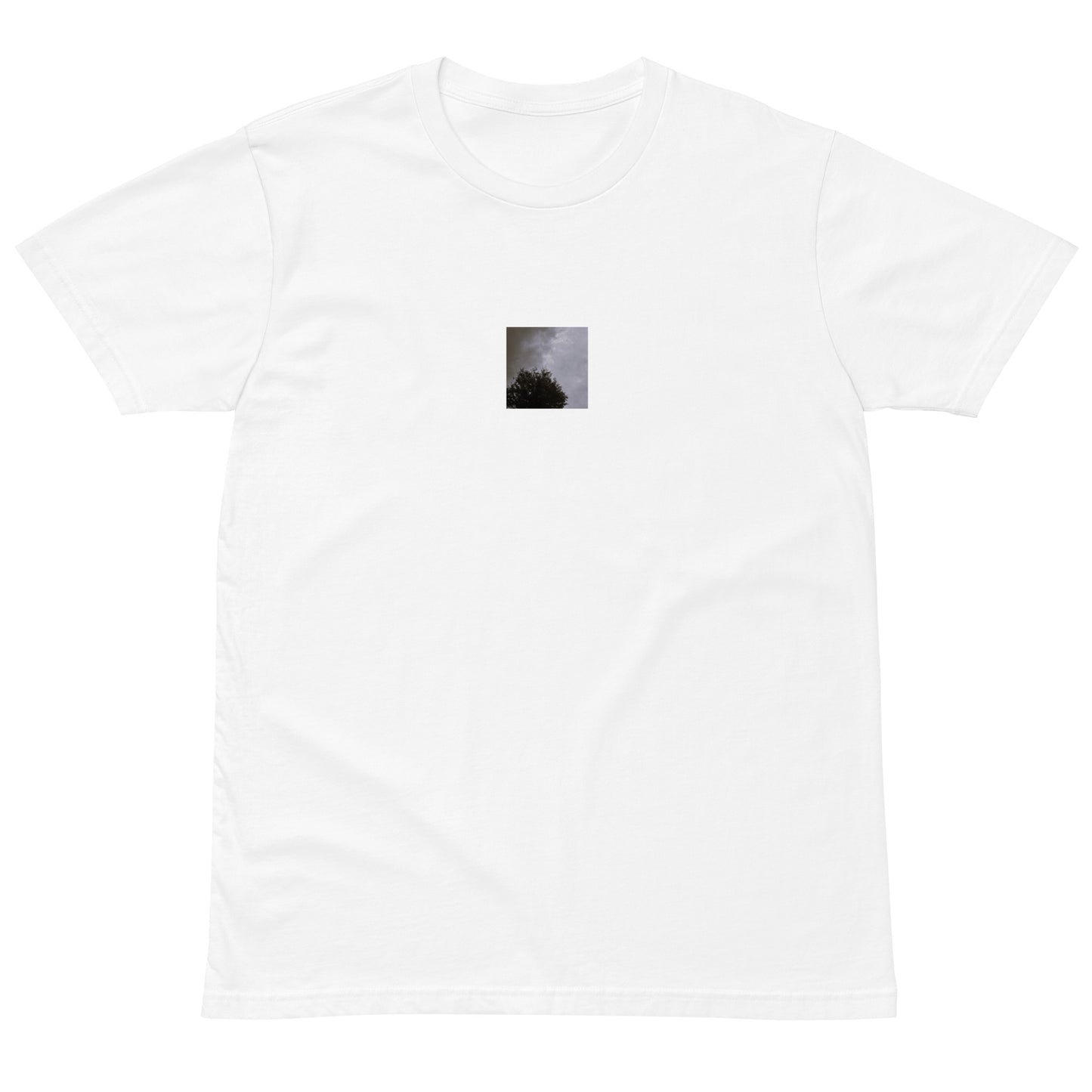 Minimalist mode style unisex premium white t-shirt with a 'Clouds & Tree' black and white photo print / モードストリート系ユニセックス・プレミアムTシャツ（ホワイト）、フロントに「Clouds & Tree（雲と木）」のモノクロ写真プリント（Tシャツ）