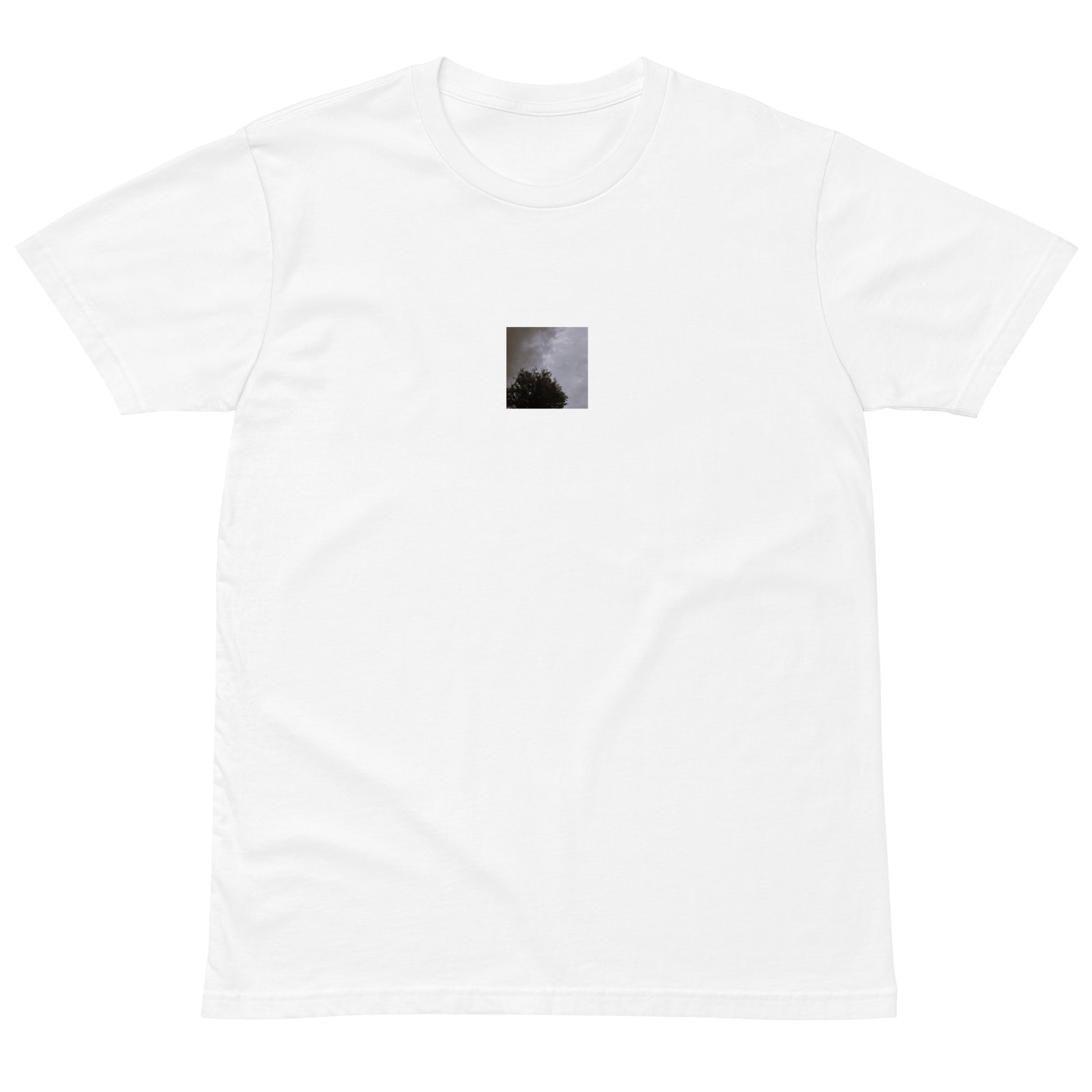 Minimalist mode style unisex premium white t-shirt with a 'Clouds & Tree' black and white photo print / モードストリート系ユニセックス・プレミアムTシャツ（ホワイト）、フロントに「Clouds & Tree（雲と木）」のモノクロ写真プリント（Tシャツ）