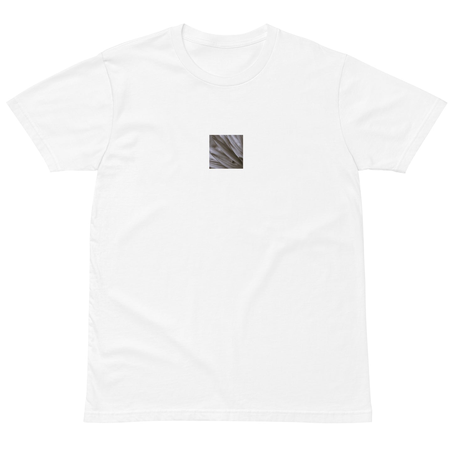 Minimalist mode style unisex premium white t-shirt with a 'Yucca Plant' black and white photo print / モードストリート系ユニセックス・プレミアムTシャツ（ホワイト）、フロントに「Yucca Plant（ユッカの植物）」のモノクロ写真プリント（Tシャツ）
