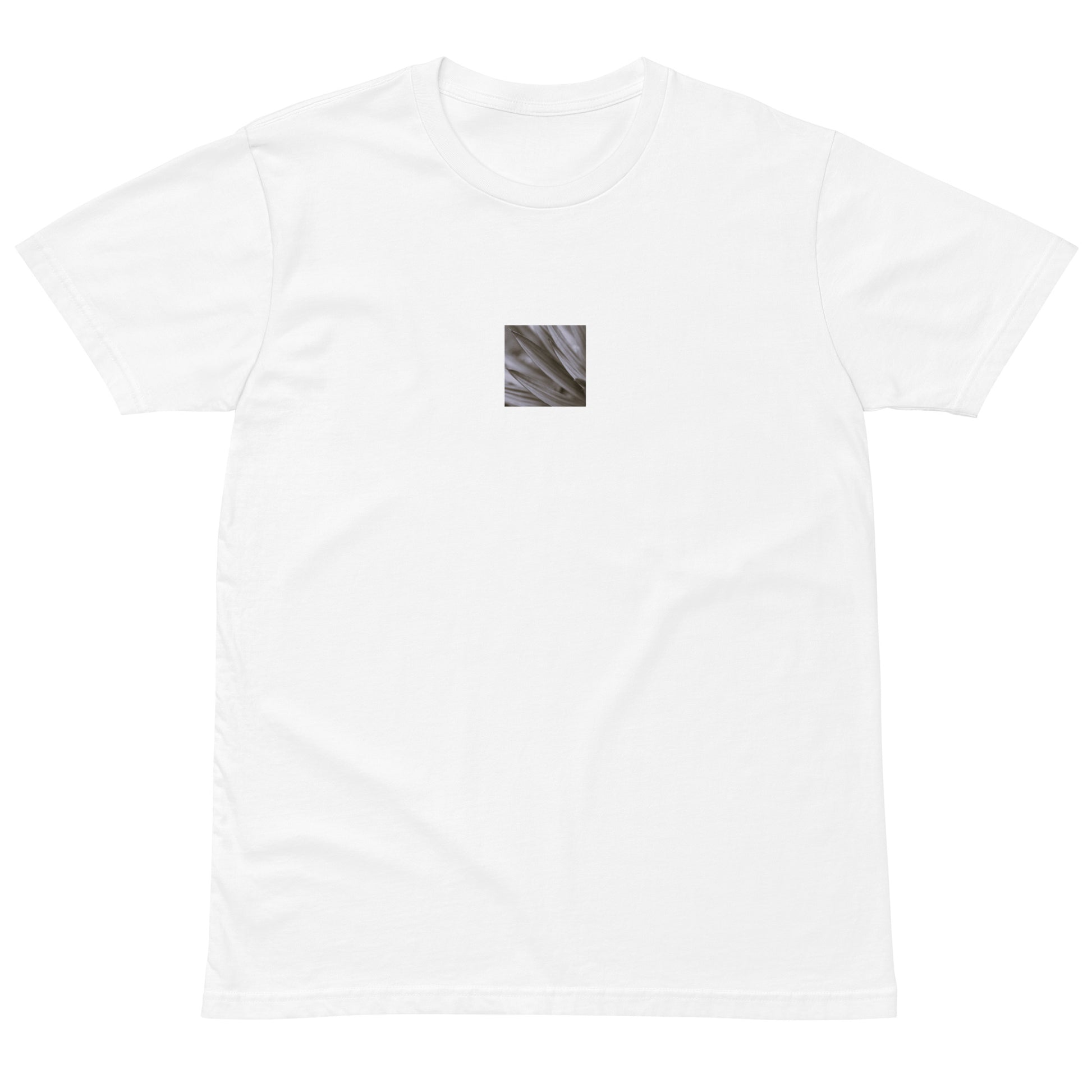 Minimalist mode style unisex premium white t-shirt with a 'Yucca Plant' black and white photo print / モードストリート系ユニセックス・プレミアムTシャツ（ホワイト）、フロントに「Yucca Plant（ユッカの植物）」のモノクロ写真プリント（Tシャツ）