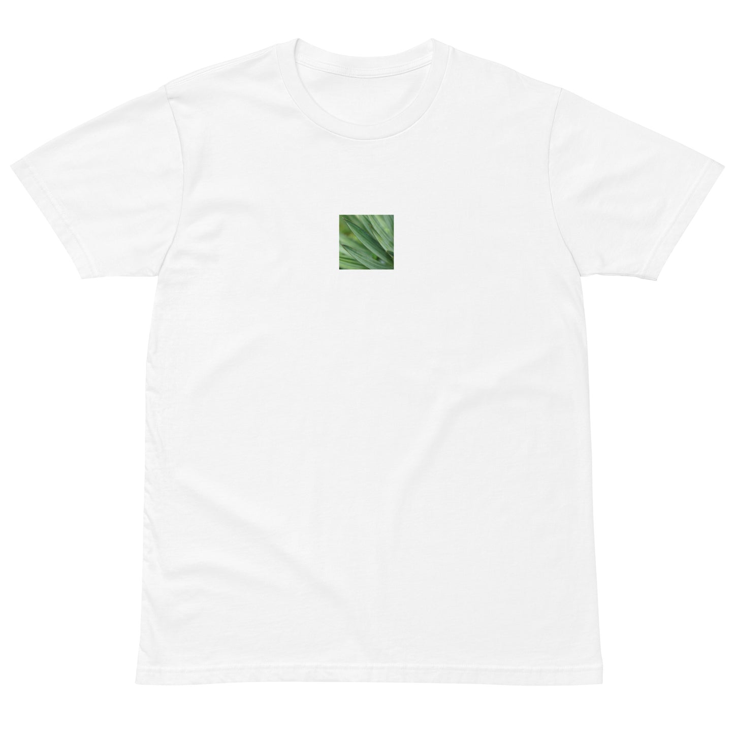 Minimalist unisex premium T-shirt in white, featuring a vibrant color photograph of a Yucca plant on the chest. A crisp, high-quality essential with an artistic, botanical edge. / モードストリート系ユニセックス・ホワイト・プレミアムTシャツ。フロントにユッカ植物のカラー写真プリントを配置。清潔感のある白地に写真が映える、アーティスティックなデザイン。