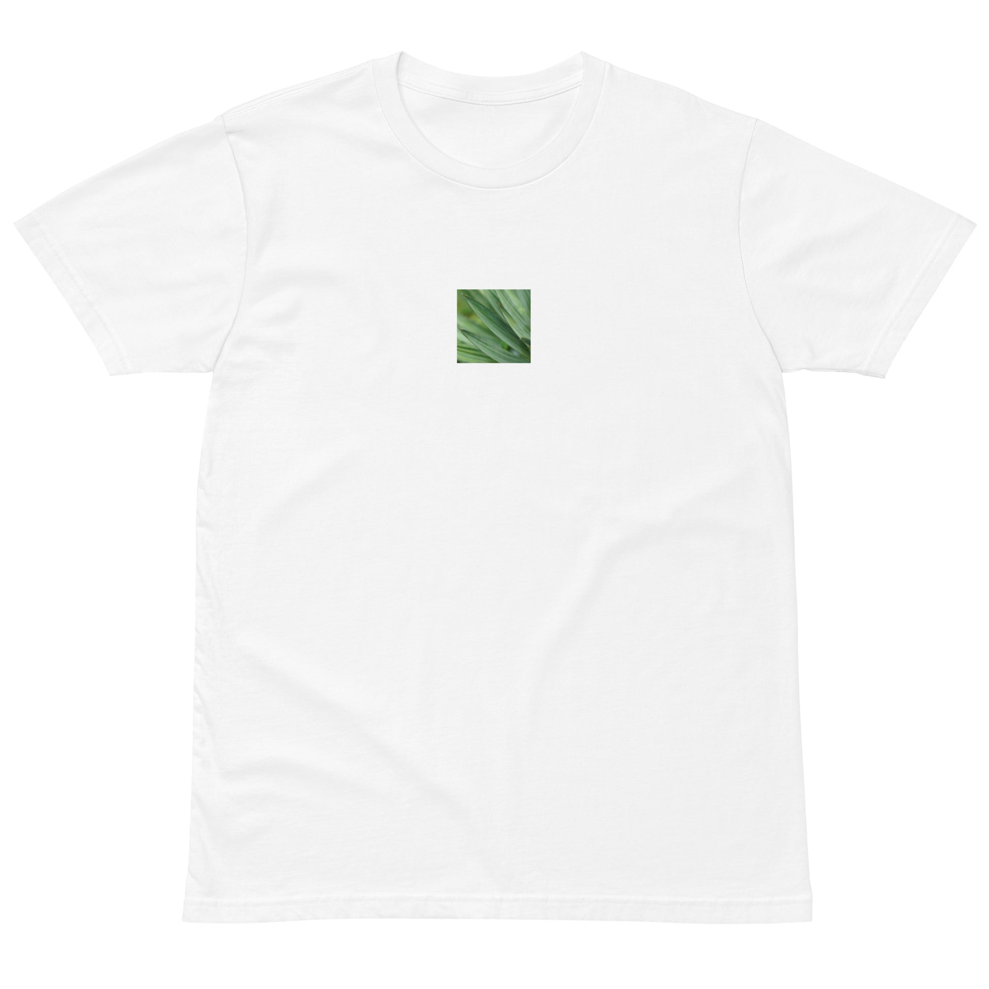 Minimalist unisex premium T-shirt in white, featuring a vibrant color photograph of a Yucca plant on the chest. A crisp, high-quality essential with an artistic, botanical edge. / モードストリート系ユニセックス・ホワイト・プレミアムTシャツ。フロントにユッカ植物のカラー写真プリントを配置。清潔感のある白地に写真が映える、アーティスティックなデザイン。