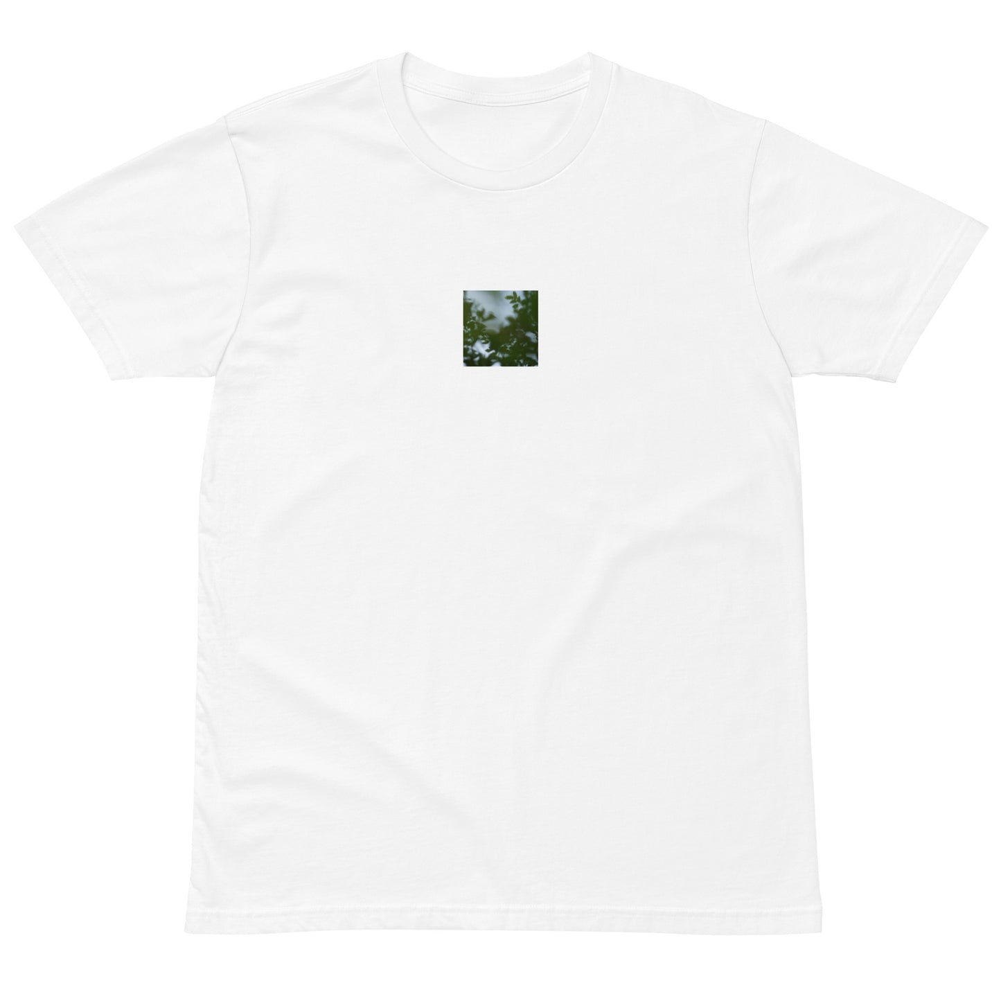 Minimalist streetwear style unisex premium T-shirt in white, featuring a 'Tree Branches' botanical print on the chest. / Tree Branches プレミアムTシャツ（ホワイト）：清潔感のある白地にボタニカルな枝が際立つ、モダンでミニマルなモードストリート系Tシャツ。