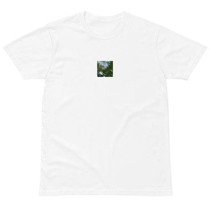 Minimalist streetwear style unisex premium T-shirt in white, featuring a 'Tree Branches' botanical print on the chest. / Tree Branches プレミアムTシャツ（ホワイト）：清潔感のある白地にボタニカルな枝が際立つ、モダンでミニマルなモードストリート系Tシャツ。