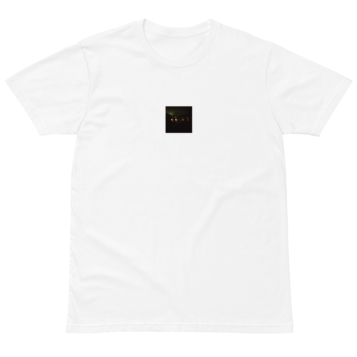Minimalist streetwear style unisex premium T-shirt in white, featuring a 'Night Light' photograph print on the chest. / Night Light プレミアムTシャツ（ホワイト）：清潔感のある白地に、夜の光の幻想的なデザインが際立つモードストリート系Tシャツ。