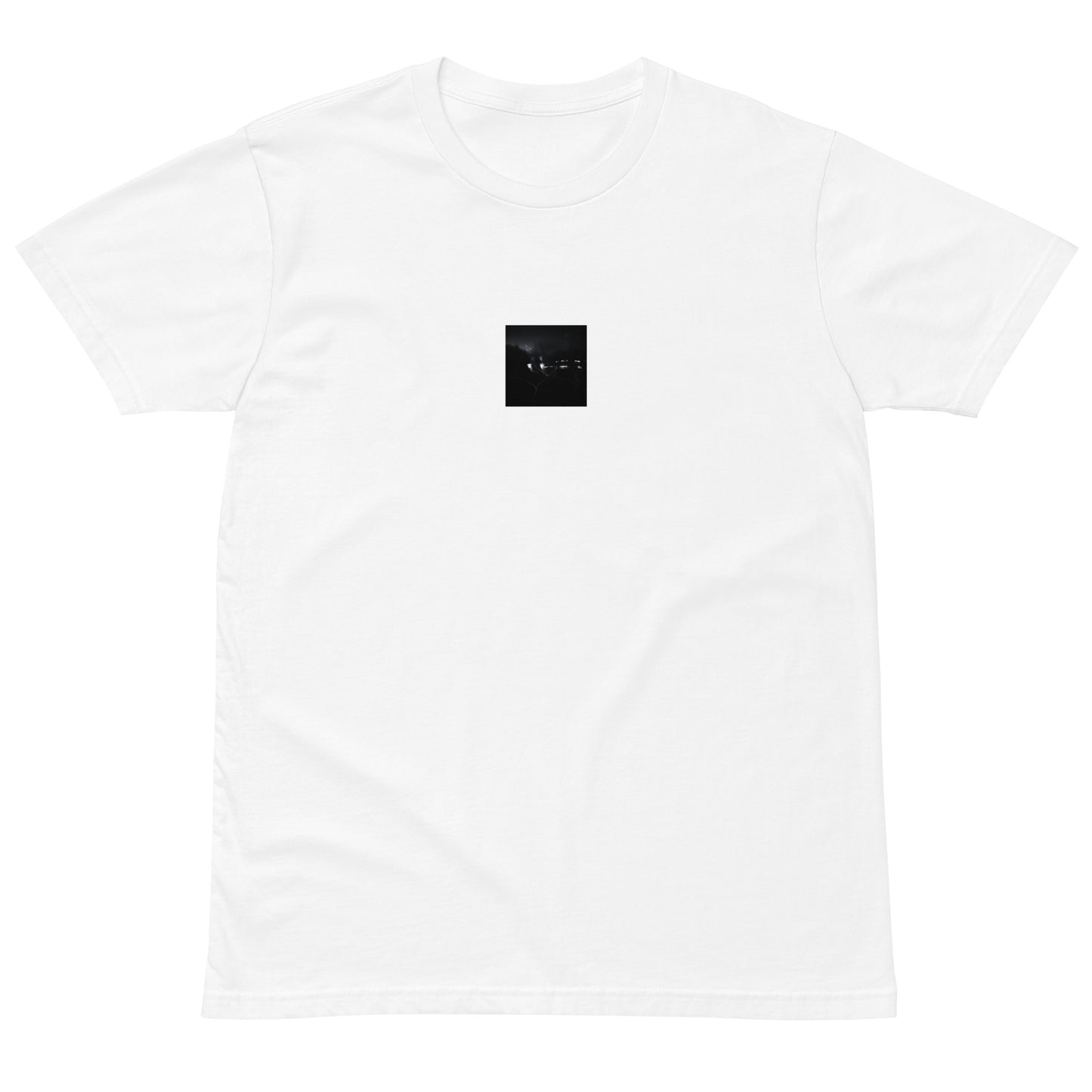 Minimalist streetwear style unisex premium T-shirt in white, featuring a 'Night Light (B&W)' photograph print on the chest. / Night Light (B&W) プレミアムTシャツ（ホワイト）：清潔感のある白地に、夜の光の幻想的なモノクロデザインが際立つモードストリート系Tシャツ。