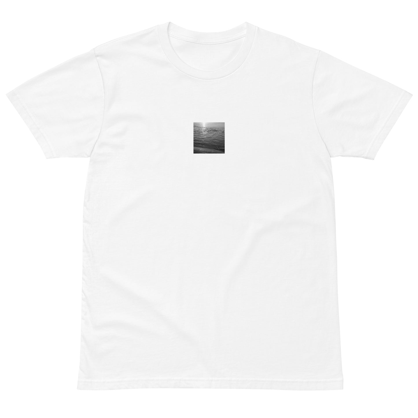 Minimalist streetwear style premium T-shirt in white, featuring the 'Ocean Beach (B&W)' photograph. / 「Ocean Beach (B&W)」プレミアムTシャツ（ホワイト）：清潔感のある白地に波のモノクログラフィックが際立つTシャツ。